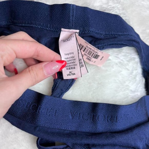 Victoria’s Secret underwear / thong !! - Picture 3 of 4